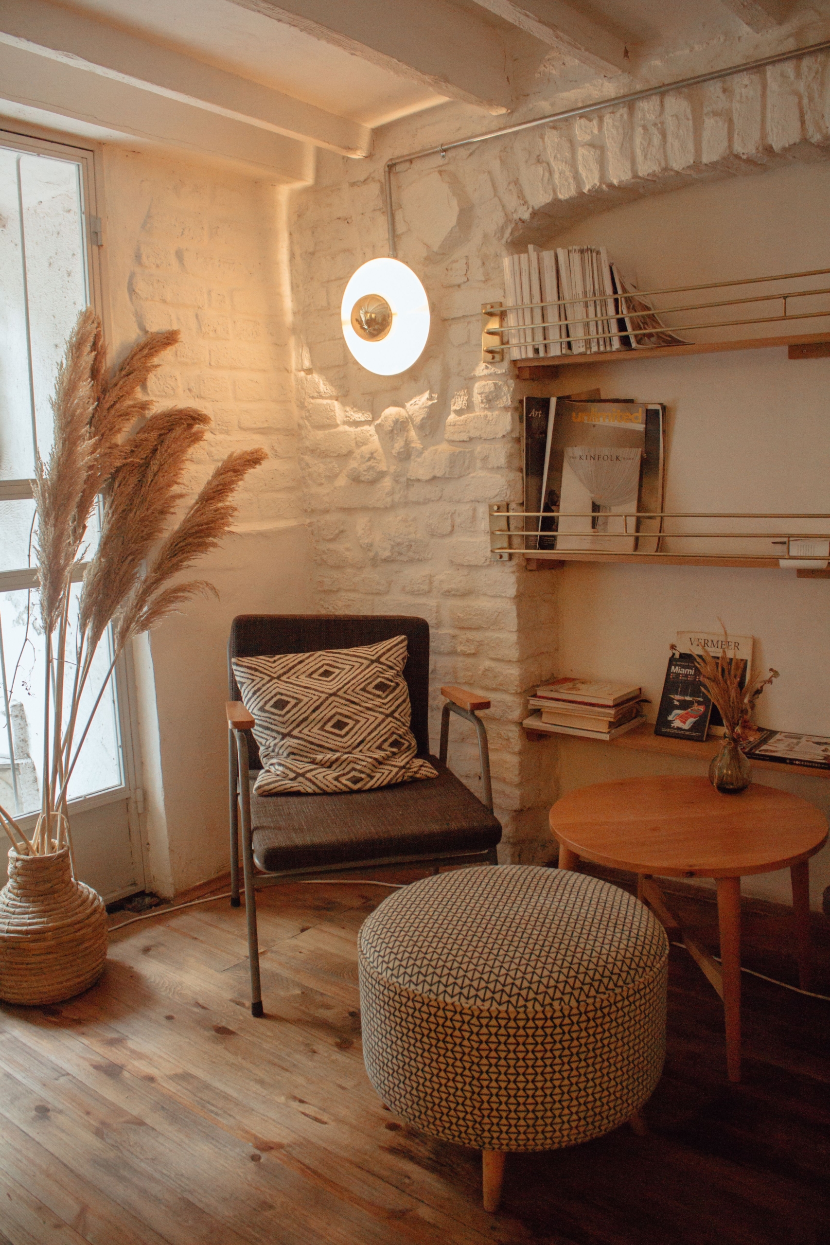 Exemple de garage transformé en pièce à vivre avec mur en pierre apparente, mobilier vintage et ambiance cosy